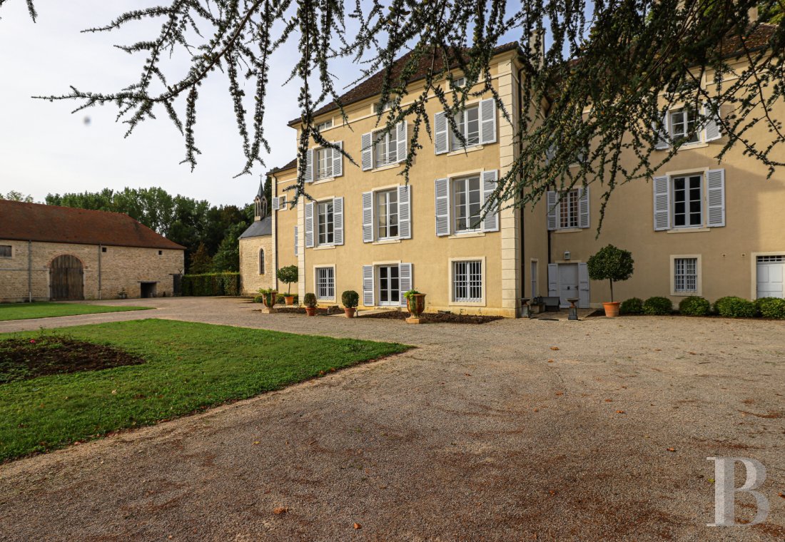 A chateau affiliated with Burgundy's greatest vineyards and permaculture to the south of Beaune - photo  n°4